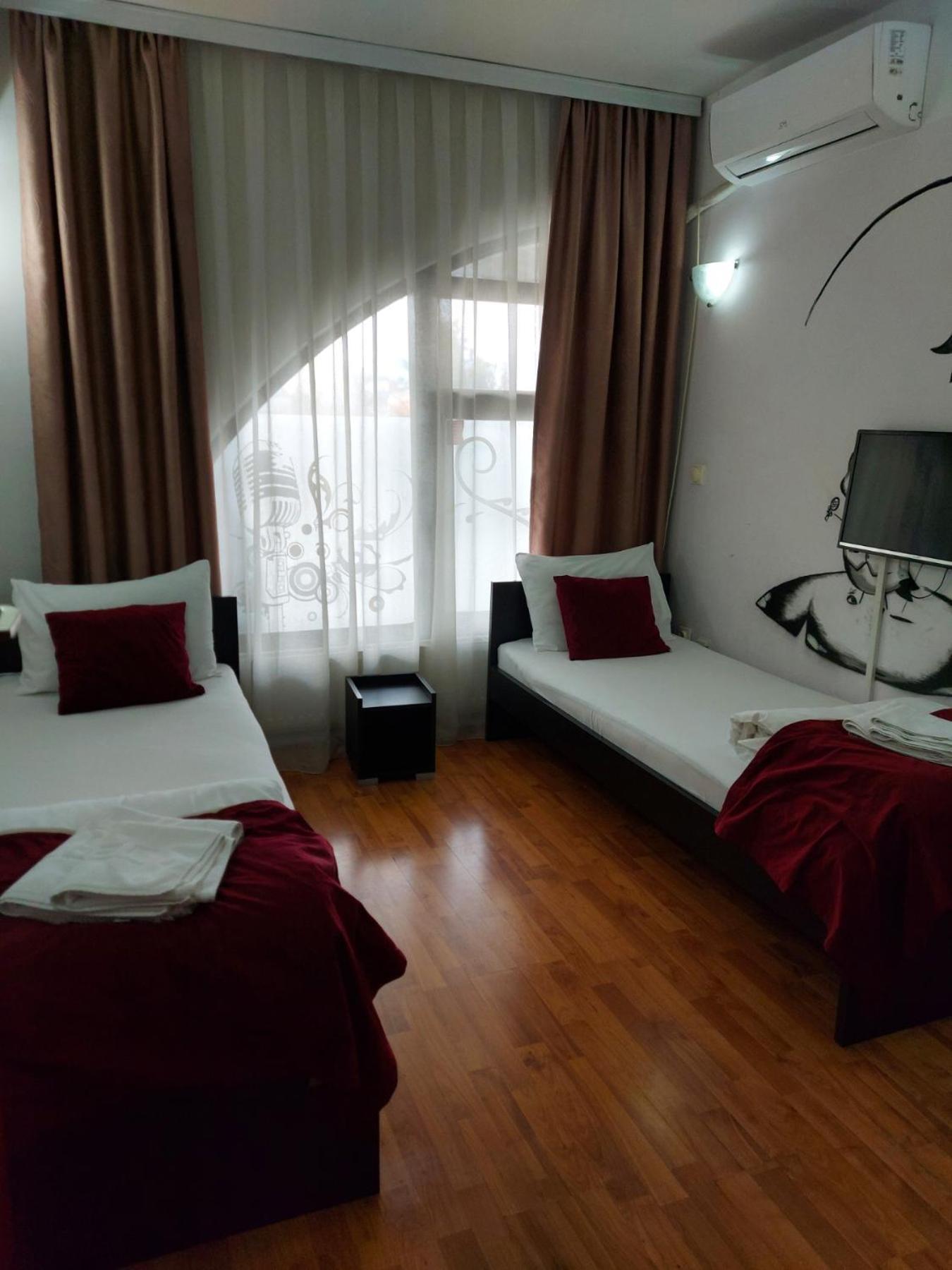 Twin Room,1523017909:JPEG