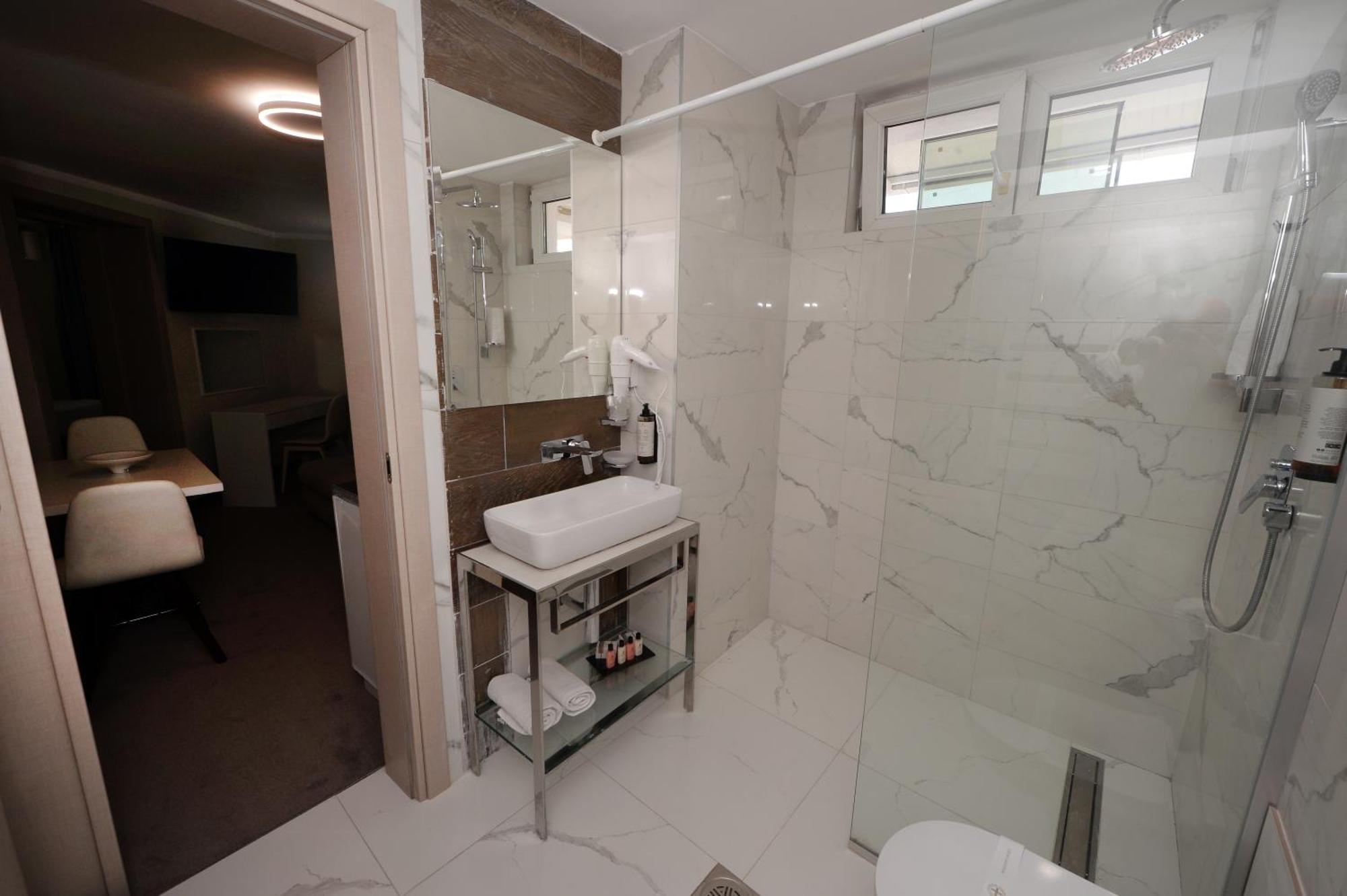 One-Bedroom Apartment with Balcony,1600609723:JPEG
