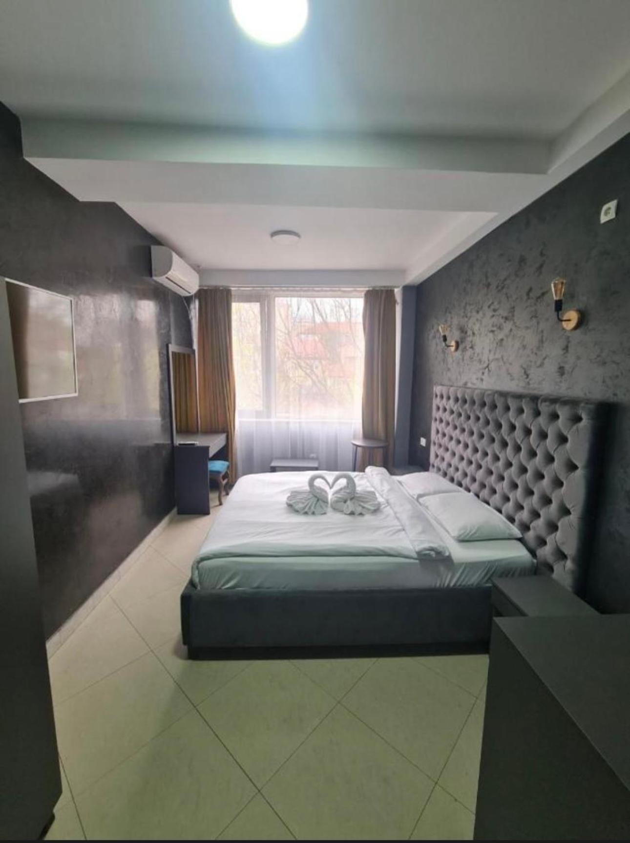 Twin Room,1708358159:JPEG