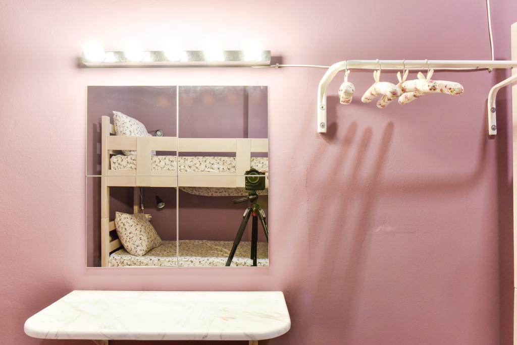 Posto Letto in Dormitorio Femminile con 6 Letti