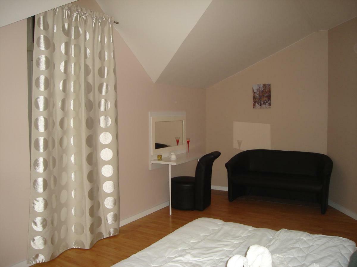 Large Double or Twin Room,795599448:JPEG