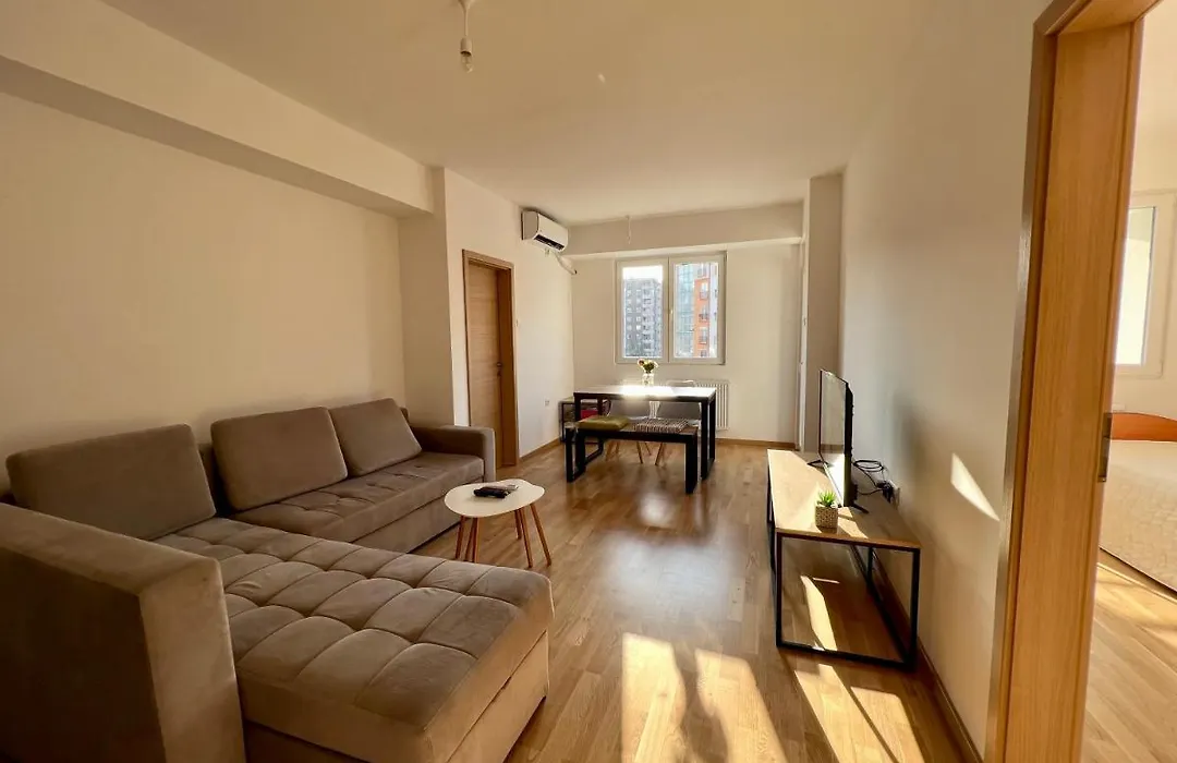 Sara'S Apartment Cozy And Close To Center With Private Parking-1