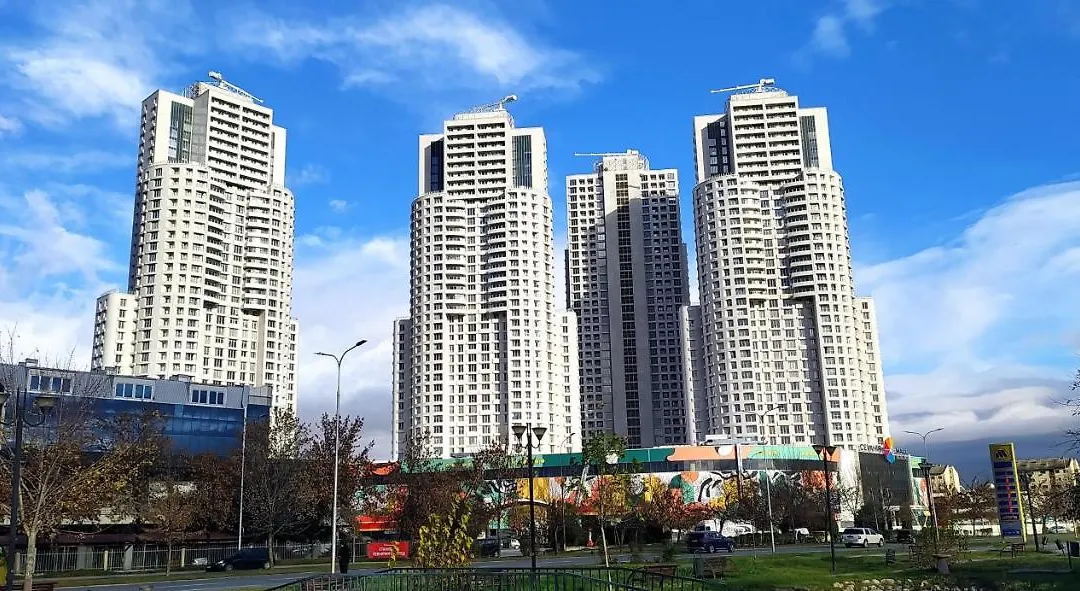 18Th & 16H Floor Secure Luxury Condos With Pool & Fitness Included In Price-1