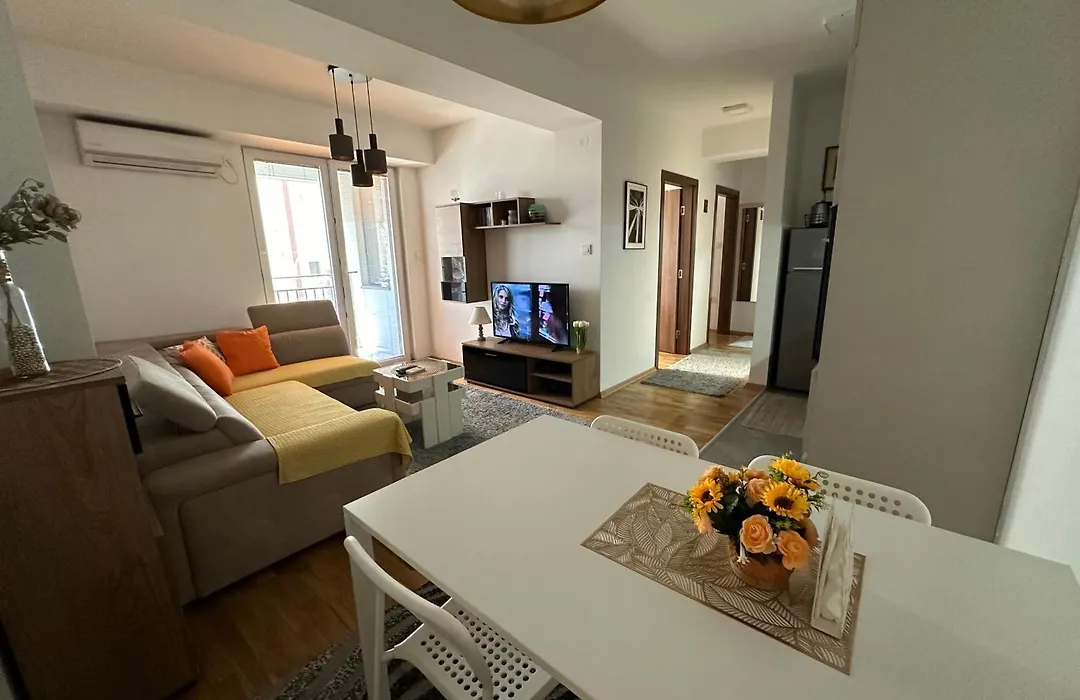 Ira'S 2 Bedroom Central Place With Private Parking-1