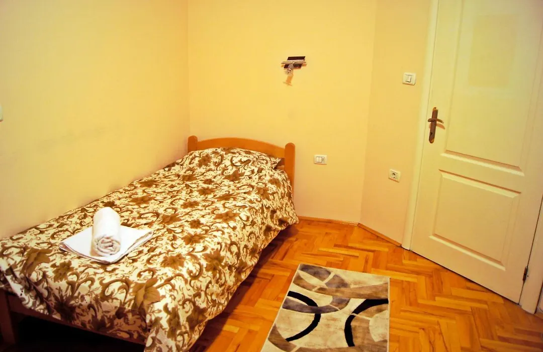 Spacious 3 Bedroom Near City Park & Zoo - Perfect For Family-1