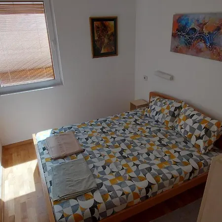 Ira'S 2 Bedroom Central Place With Private Parking-2