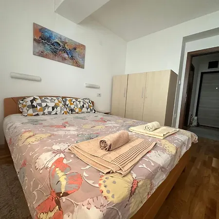 Ira'S 2 Bedroom Central Place With Private Parking-3