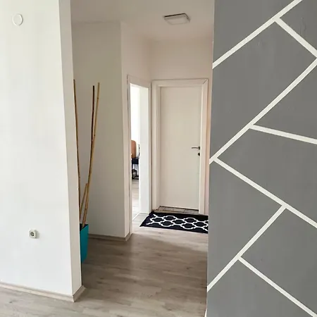 Regina'S Modern Apartment2-3