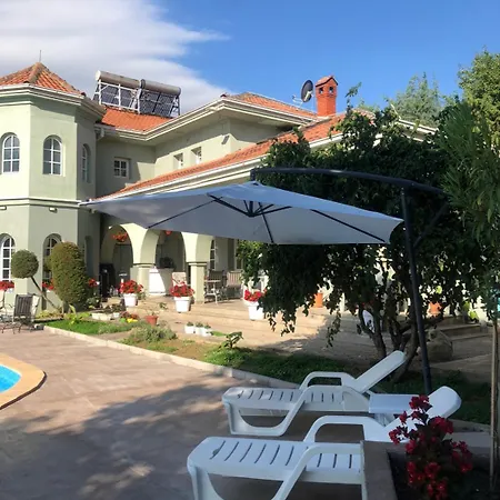 Sunny House Apartments With An Outdoor Pool And Free Parking-3