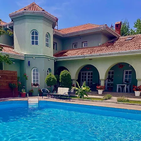 Sunny House Apartments With An Outdoor Pool And Free Parking-2