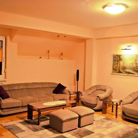 Spacious 3 Bedroom Near City Park & Zoo - Perfect For Family-3